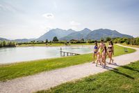 Familie spaziert um den Reifinger See