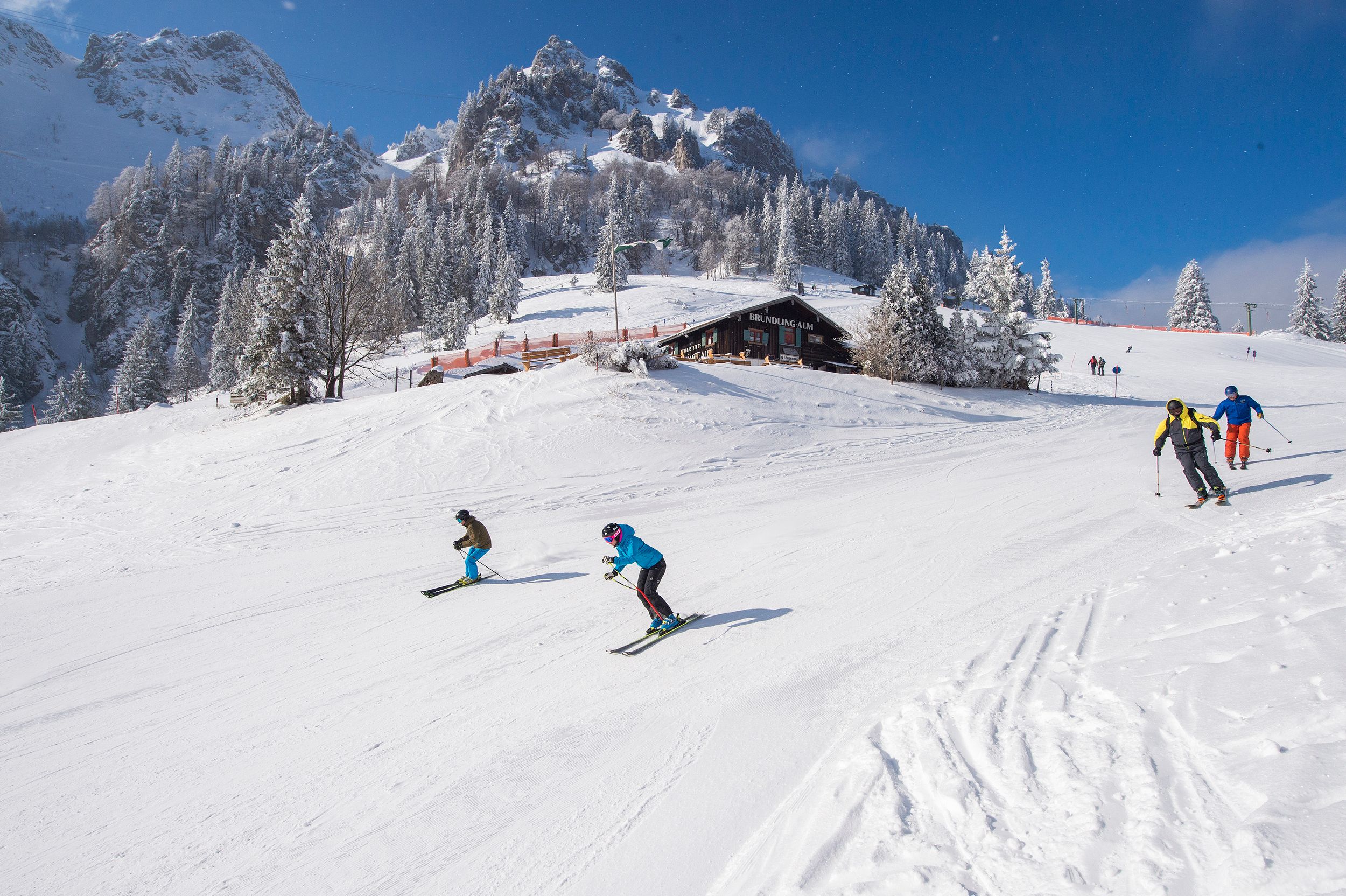 Skifahrer unterhalb der Bründling-Alm