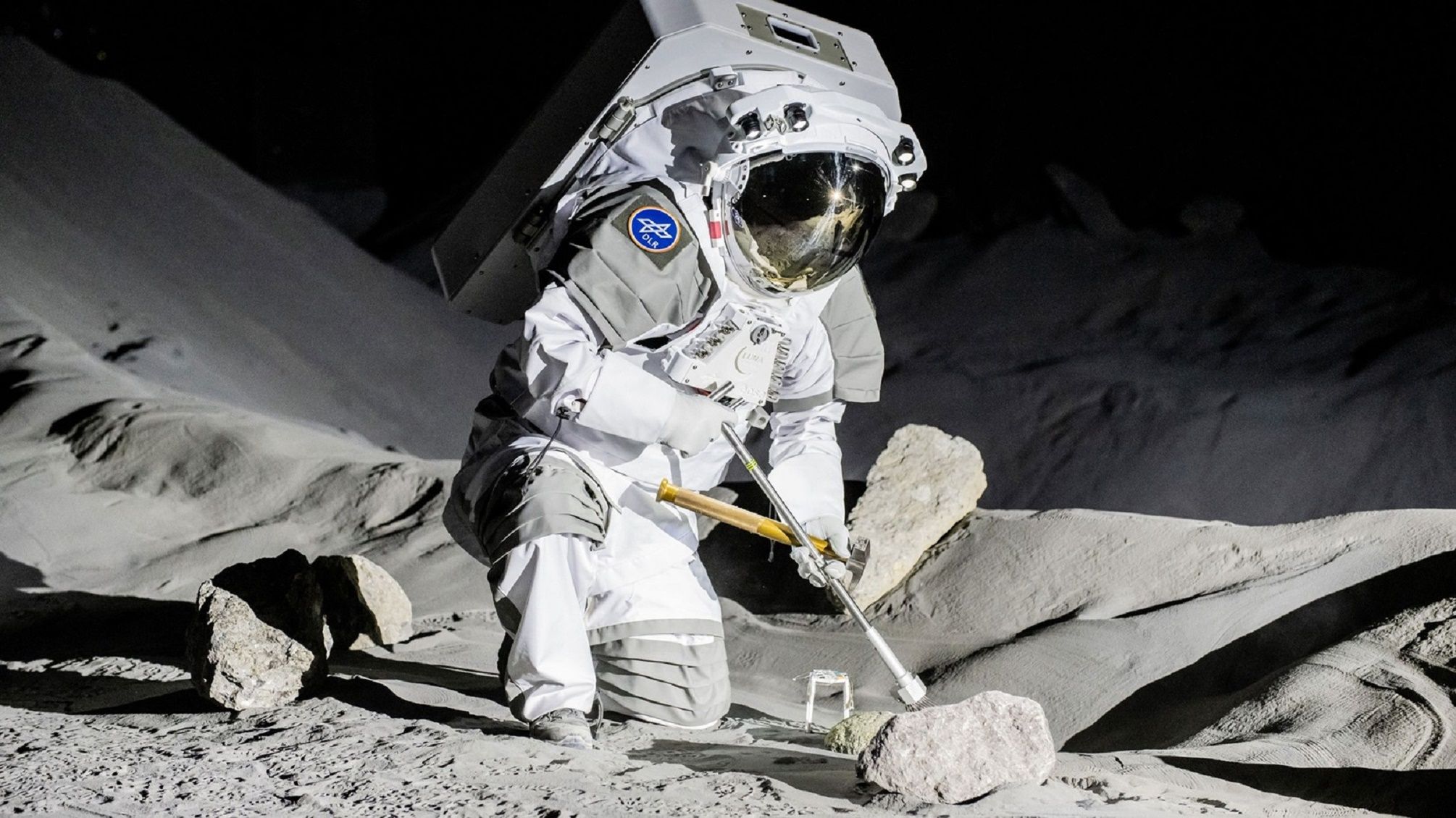 Astronaut_in_LUNA_Credit DLR ESA_klein