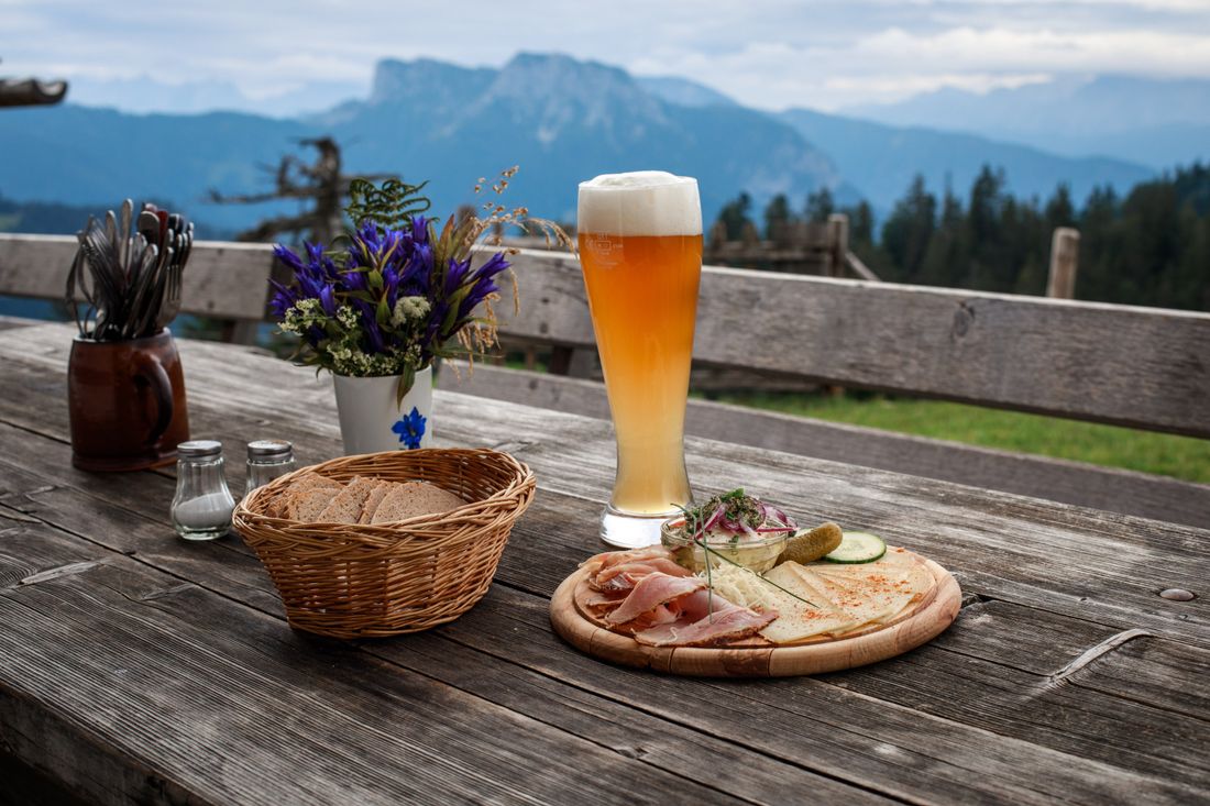 Brotzeit auf der Bischofsfelln Alm