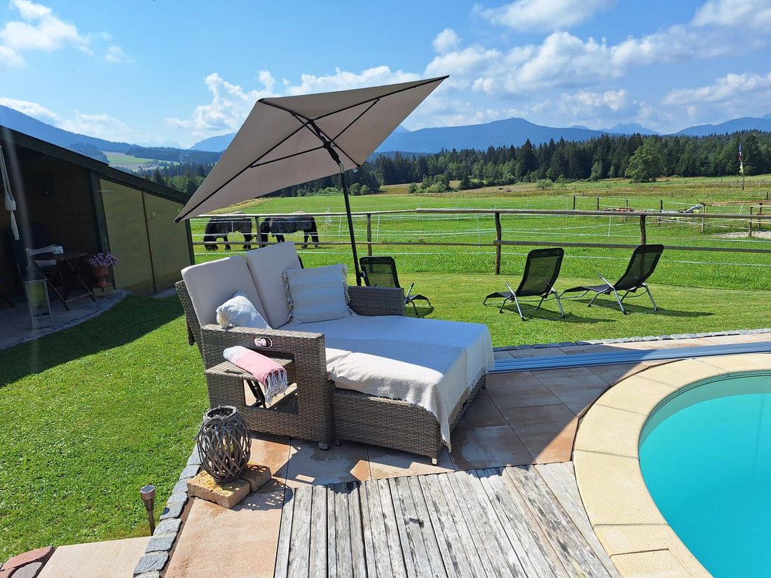 Couch am Pool