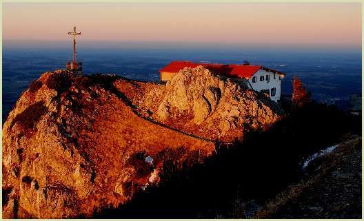 Hochfellnhaus im Abendlicht