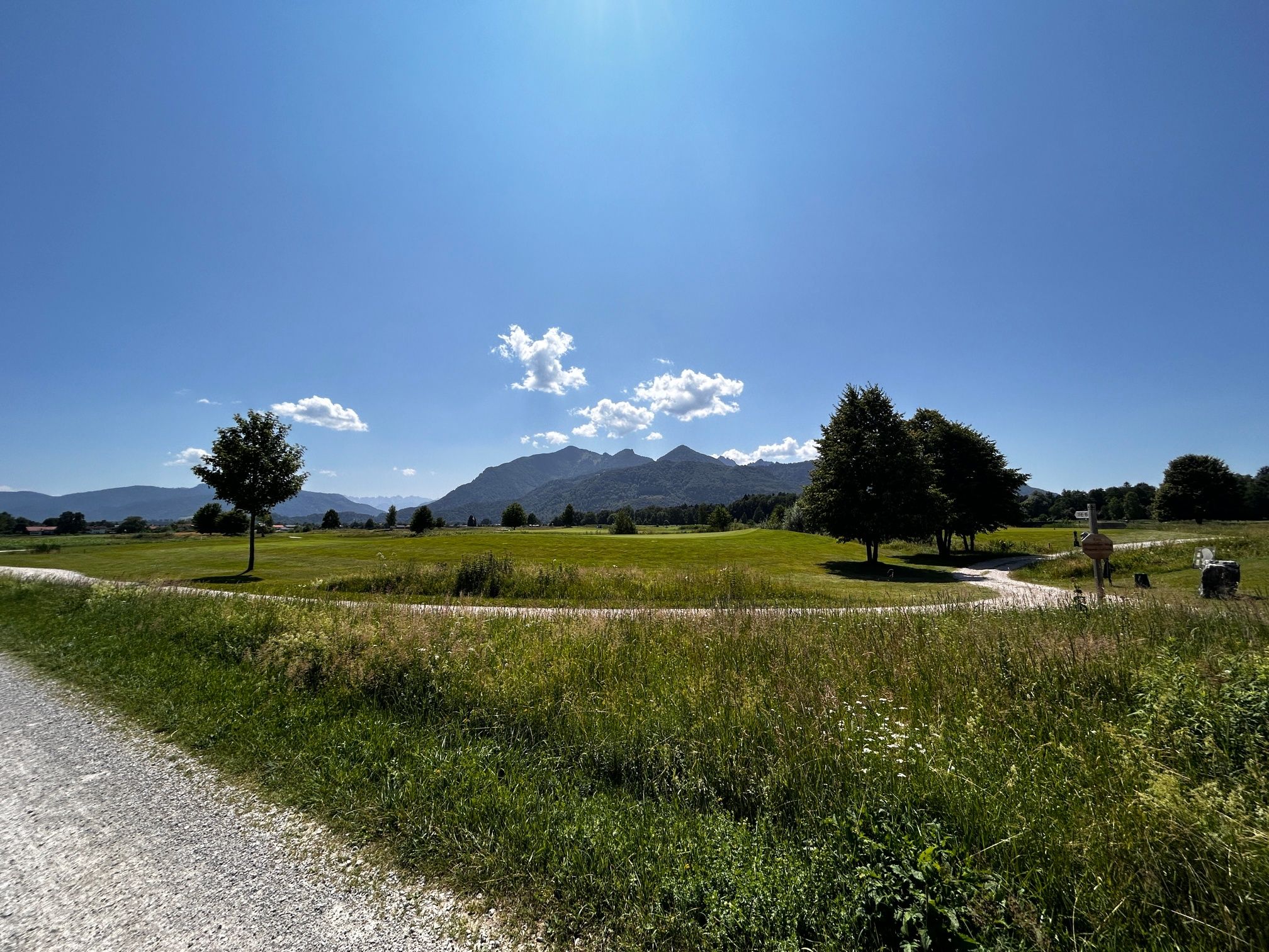 Entlang des Golfplatzes