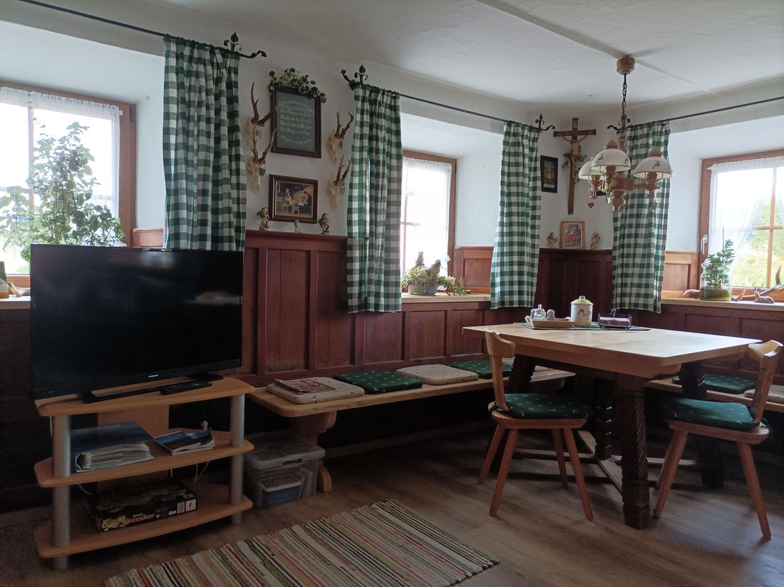 Aufenthaltsraum mit Fernseher