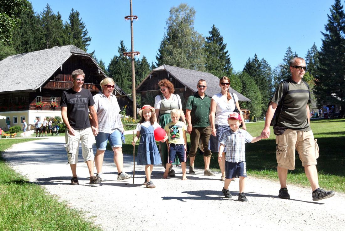 Besucher im Salzburger Freilichtmuseum