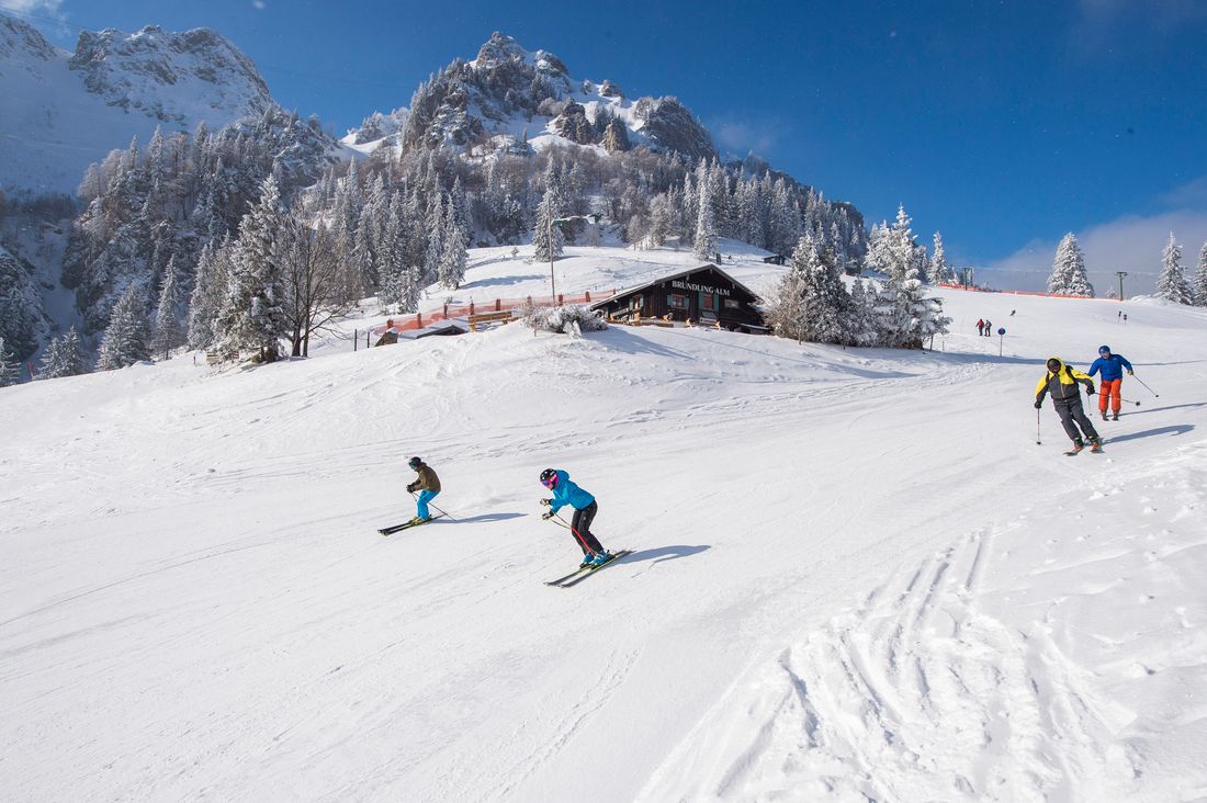 Skifahrer unterhalb der Bründling-Alm