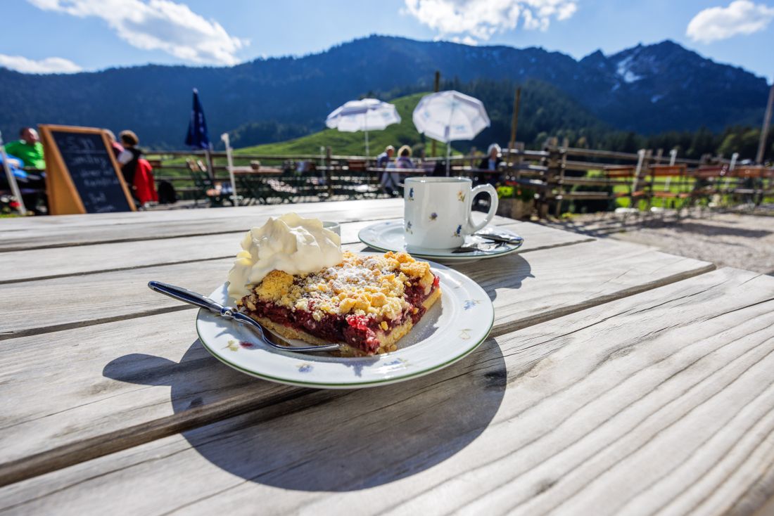 Frischer Kuchen auf der Terrasse